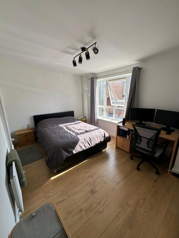Flat Stewart Street in Greater London