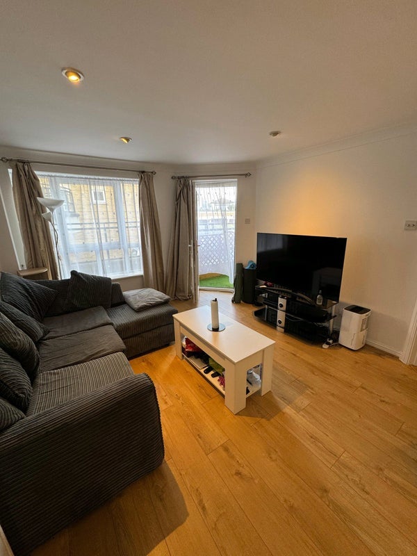 Flat Stewart Street in Greater London