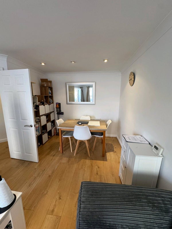 Flat Stewart Street in Greater London
