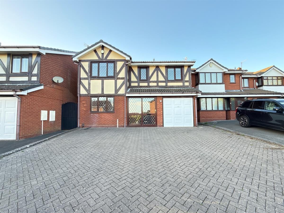 House Bordeaux Close in Dudley