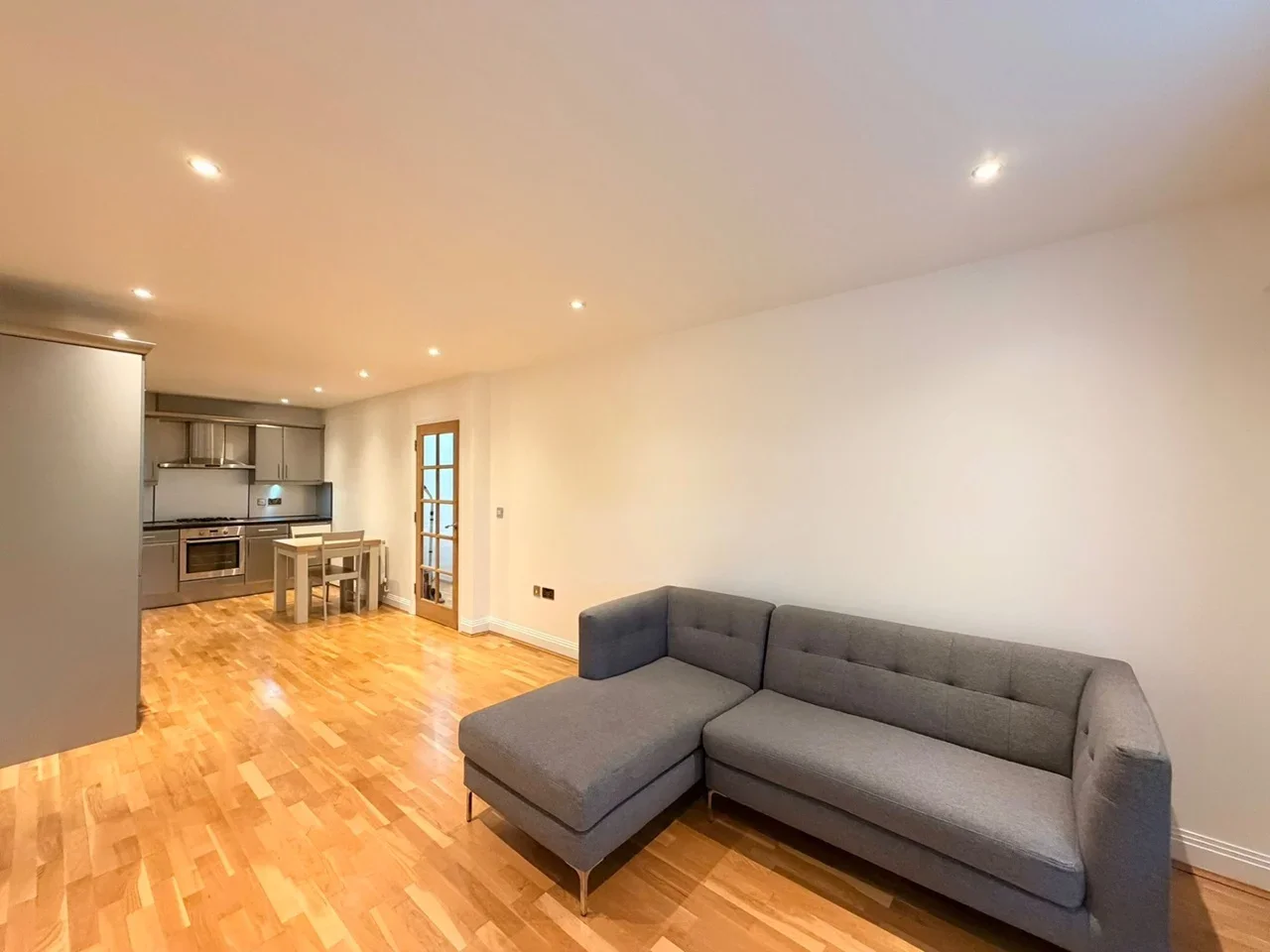 Flat Rotherhithe Street in Greater London