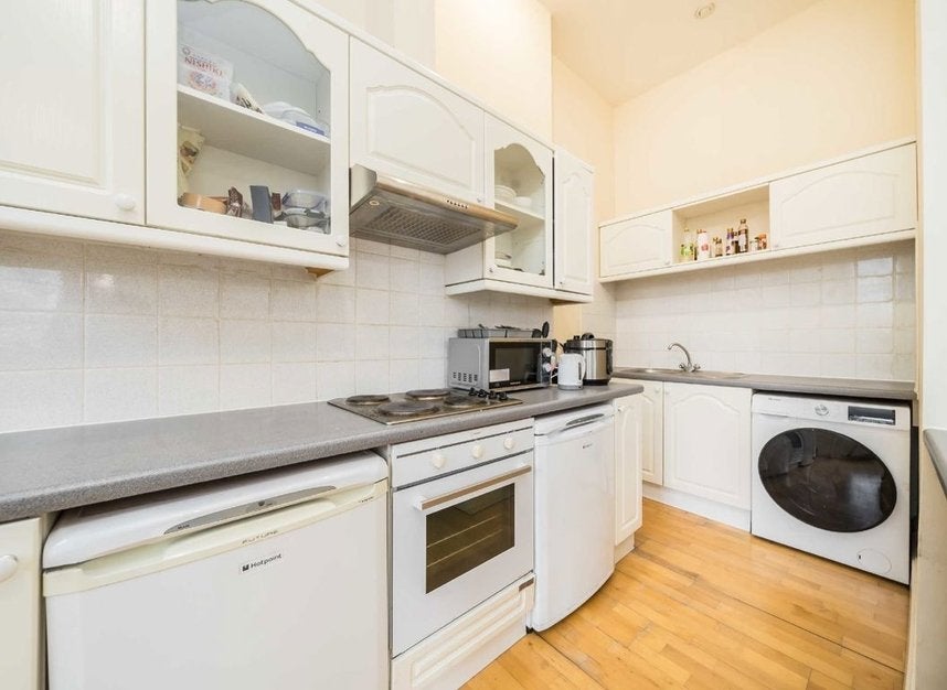 Flat Bath Street in Greater London