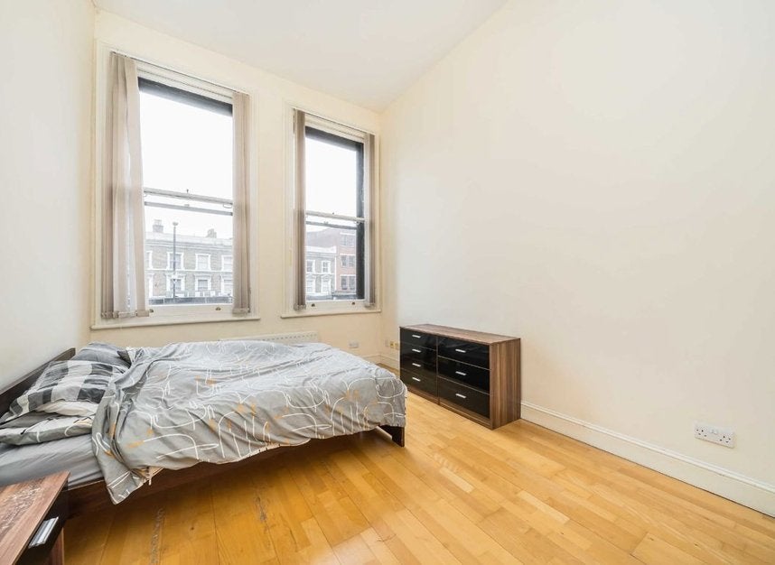 Flat Bath Street in Greater London