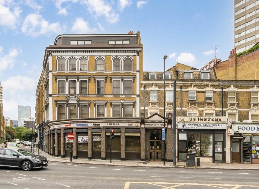 Flat Bath Street in Greater London
