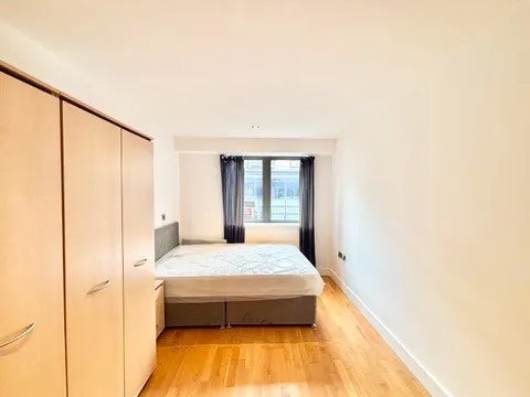 Room Oldham Road in Manchester