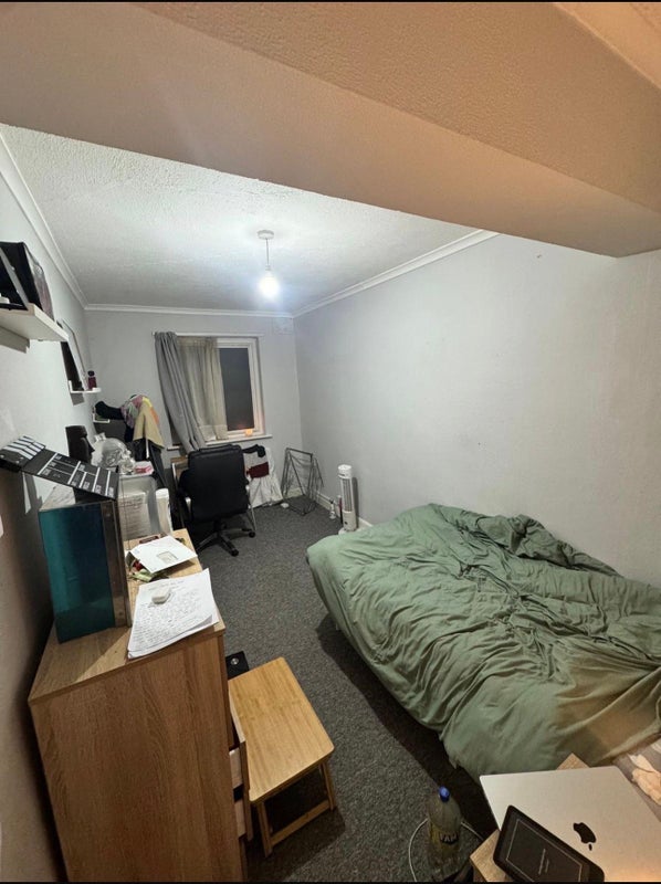 Room Western Avenue in Greater London