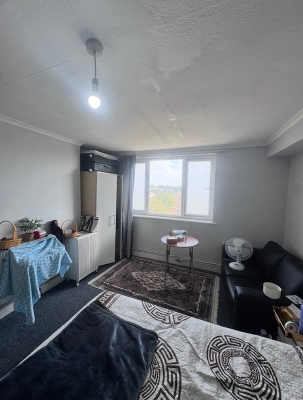 Room Western Avenue in Greater London