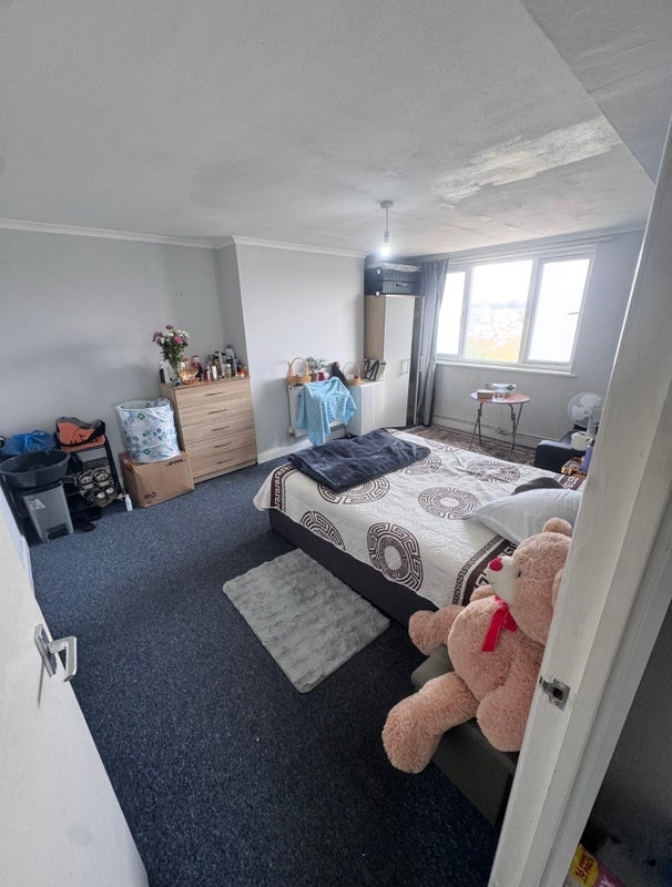 Room Western Avenue in Greater London