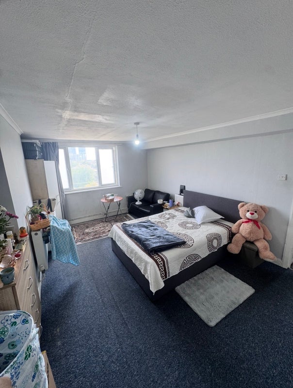 Room Western Avenue in Greater London