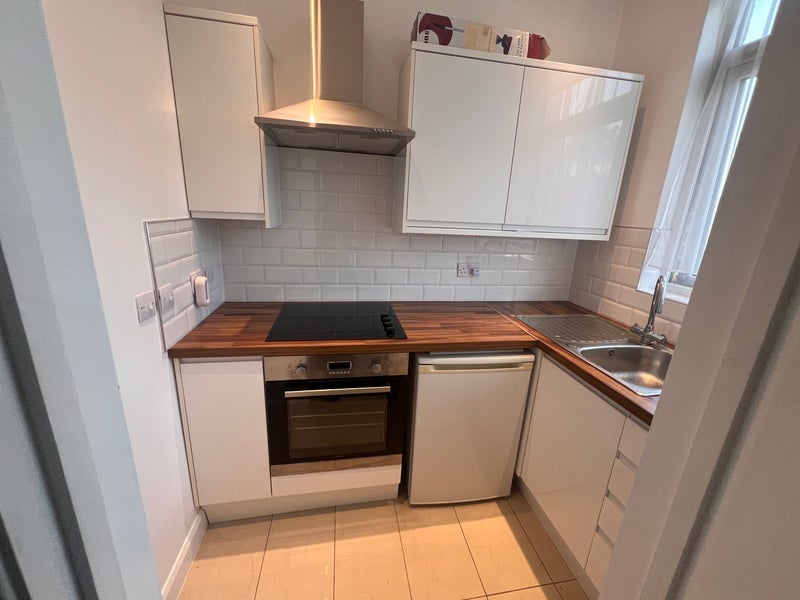Flat Ederline Avenue in Greater London