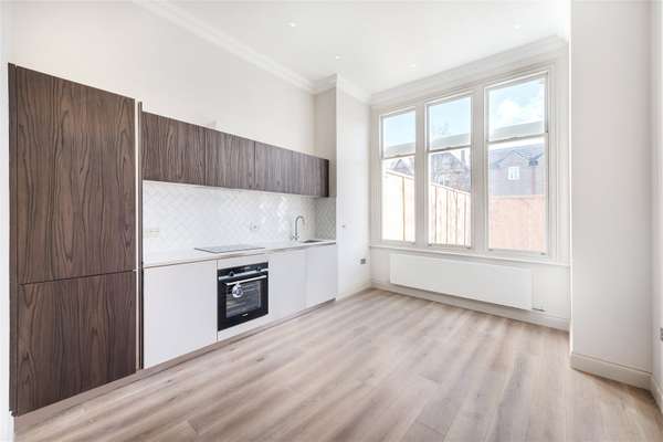 Flat Woodville Road in Greater London