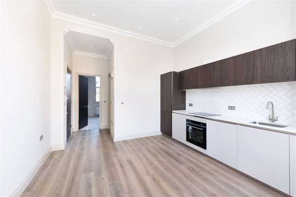 Flat Woodville Road in Greater London
