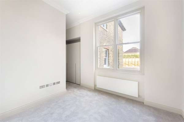 Flat Woodville Road in Greater London