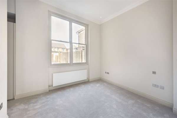 Flat Woodville Road in Greater London
