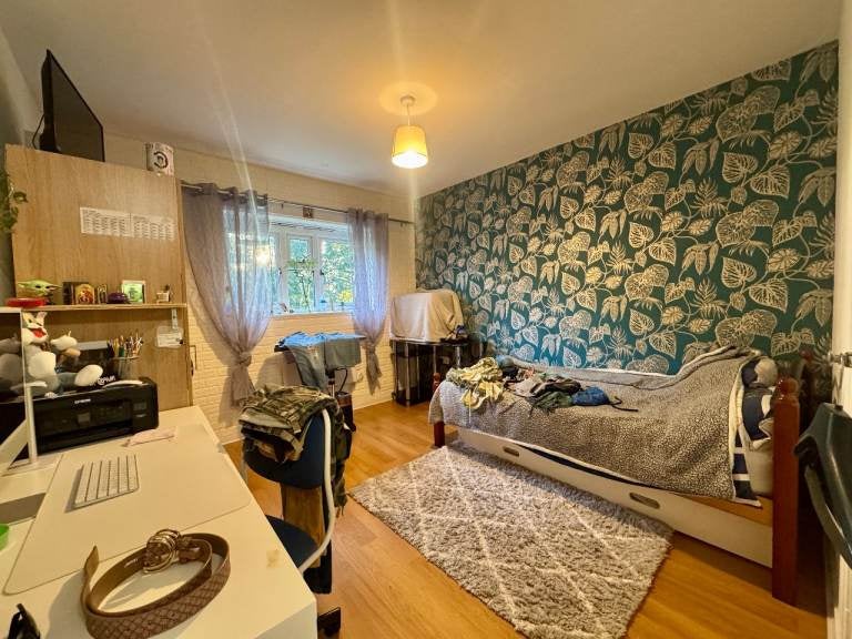 Flat Drake Road in Greater London