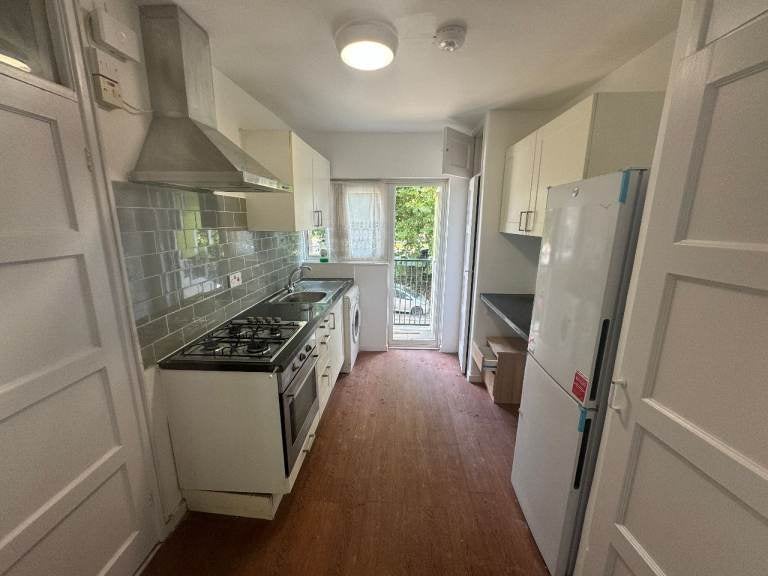 Flat Drake Road in Greater London