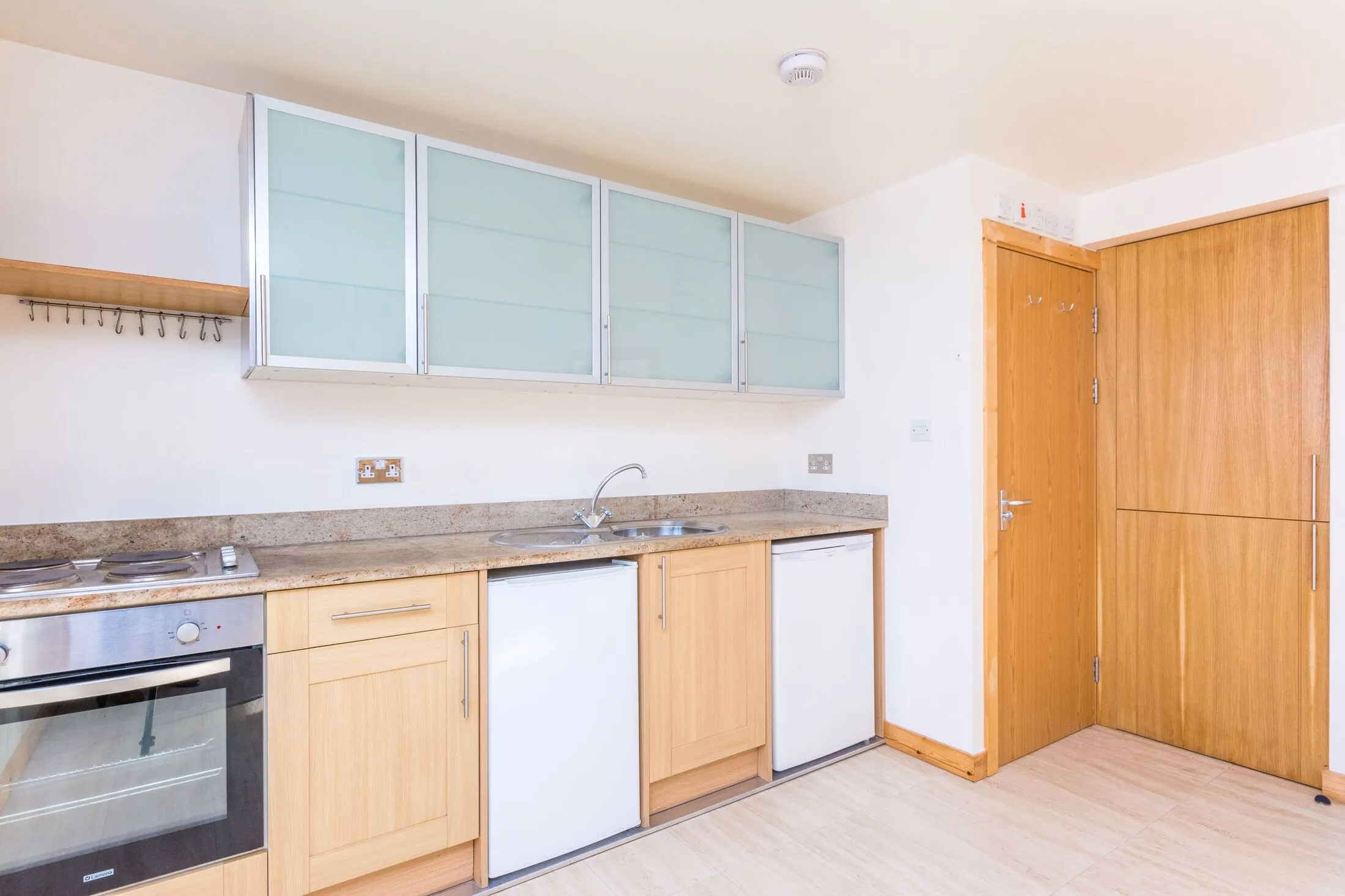 Flat Gunnersbury Lane in Greater London