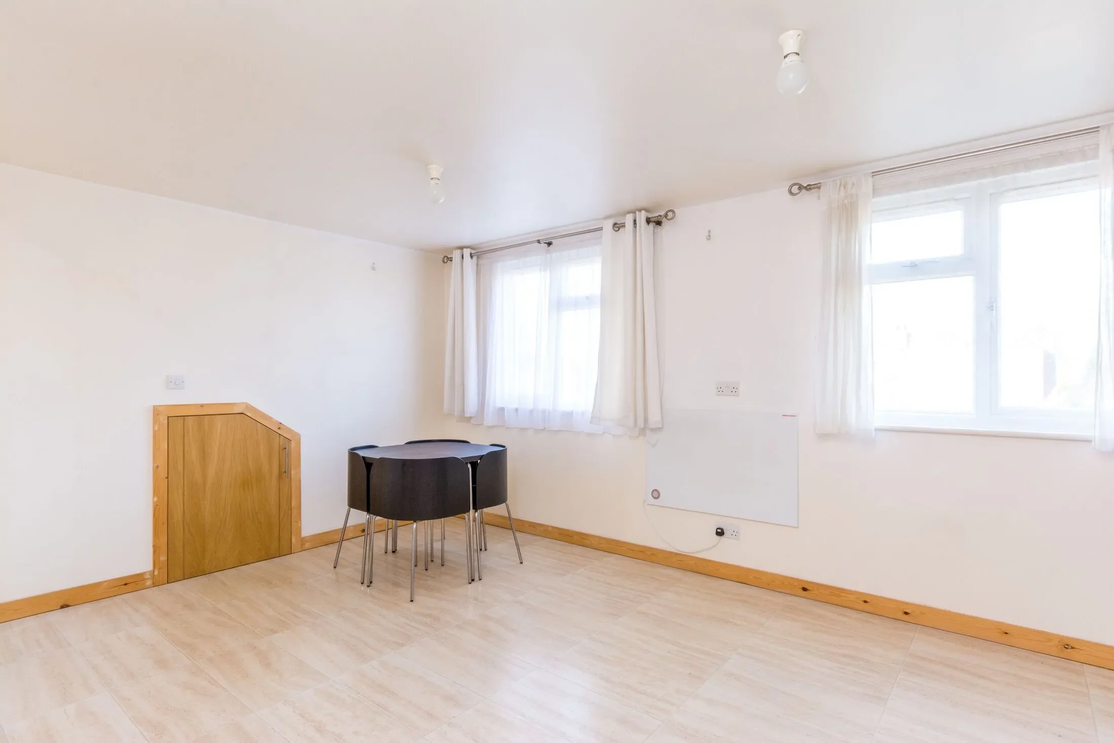 Flat Gunnersbury Lane in Greater London