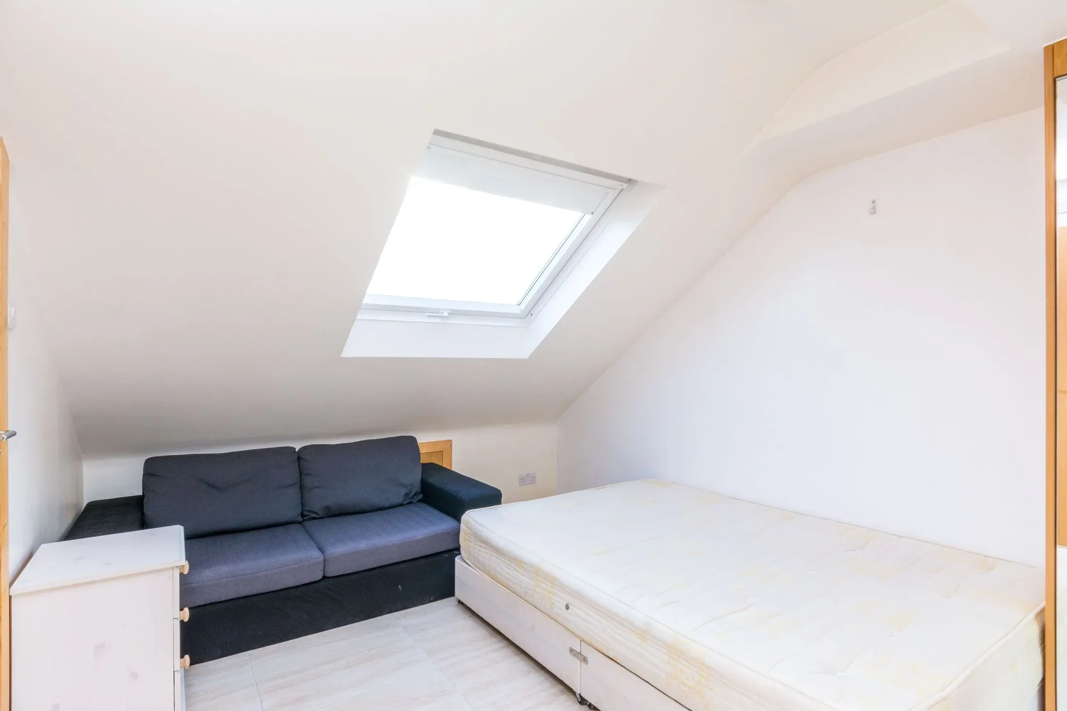 Flat Gunnersbury Lane in Greater London