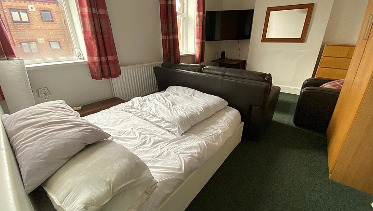 Room Ninian Park Road in Cardiff
