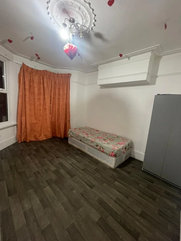 House Coleridge Avenue in Greater London