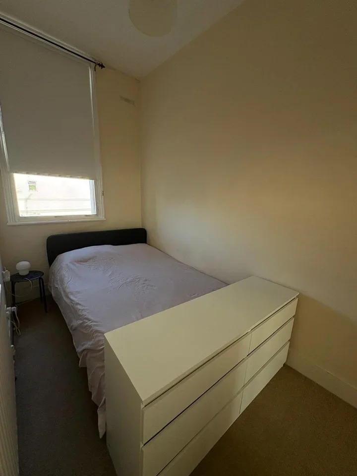 Room Hazlitt Road in Greater London
