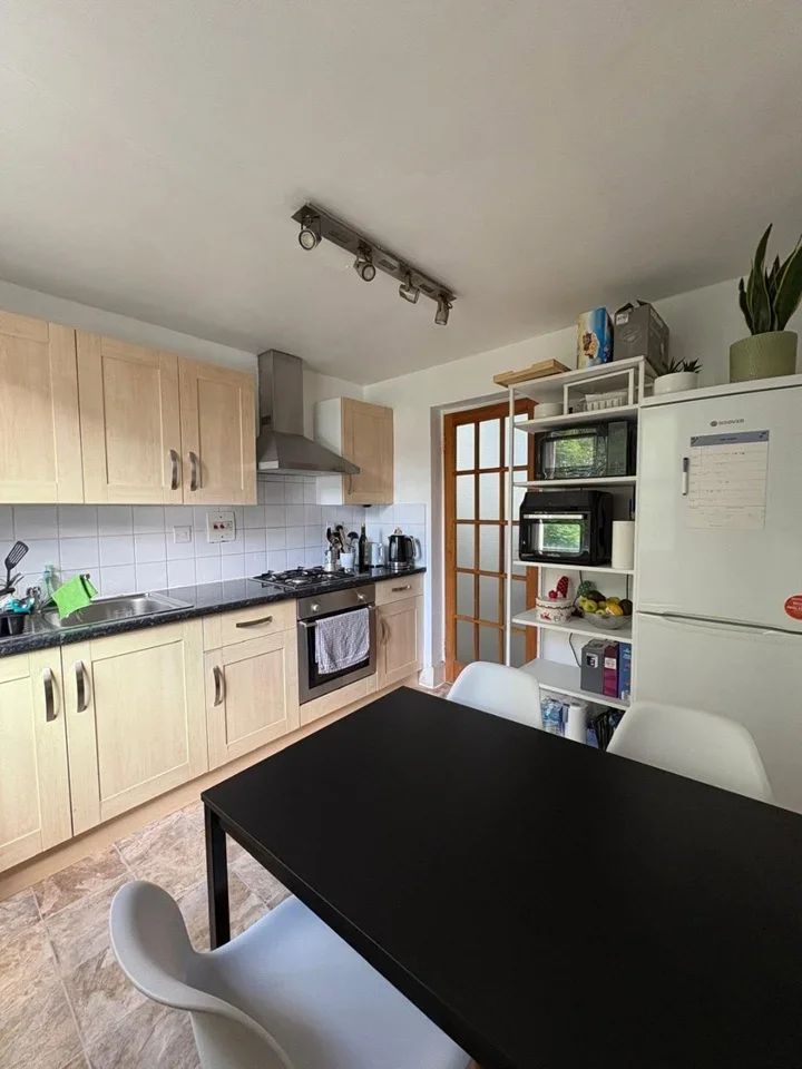 Room Hazlitt Road in Greater London