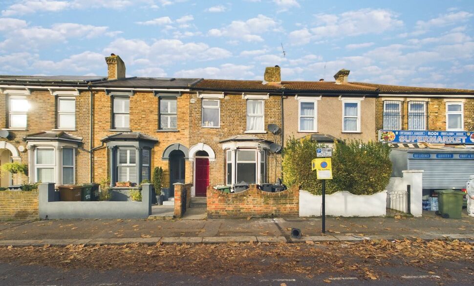 Flat Queens Road in Greater London