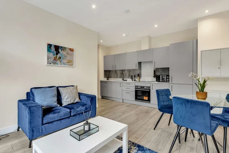 Flat Ewell Road in Greater London