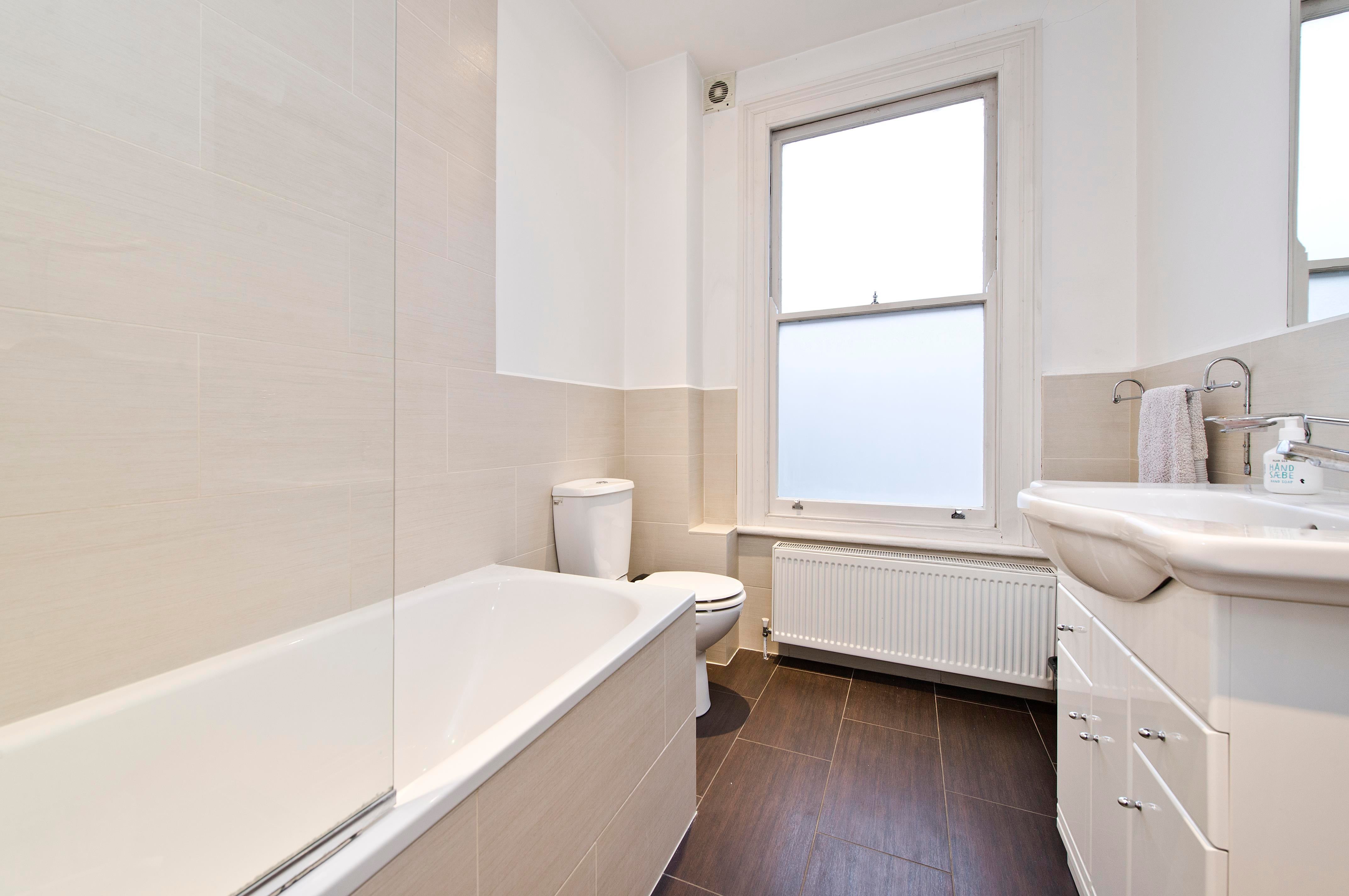 Flat Latimer Road in Greater London