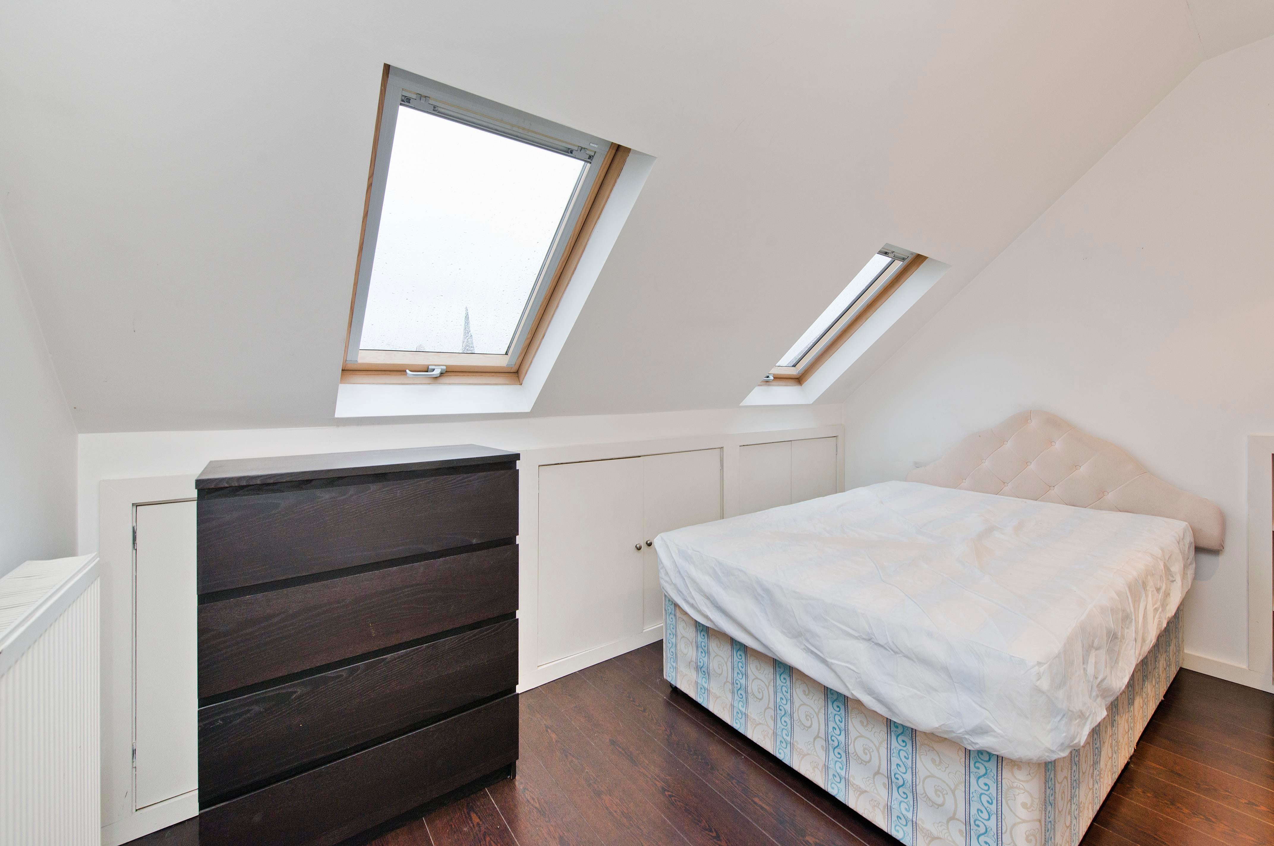 Flat Latimer Road in Greater London