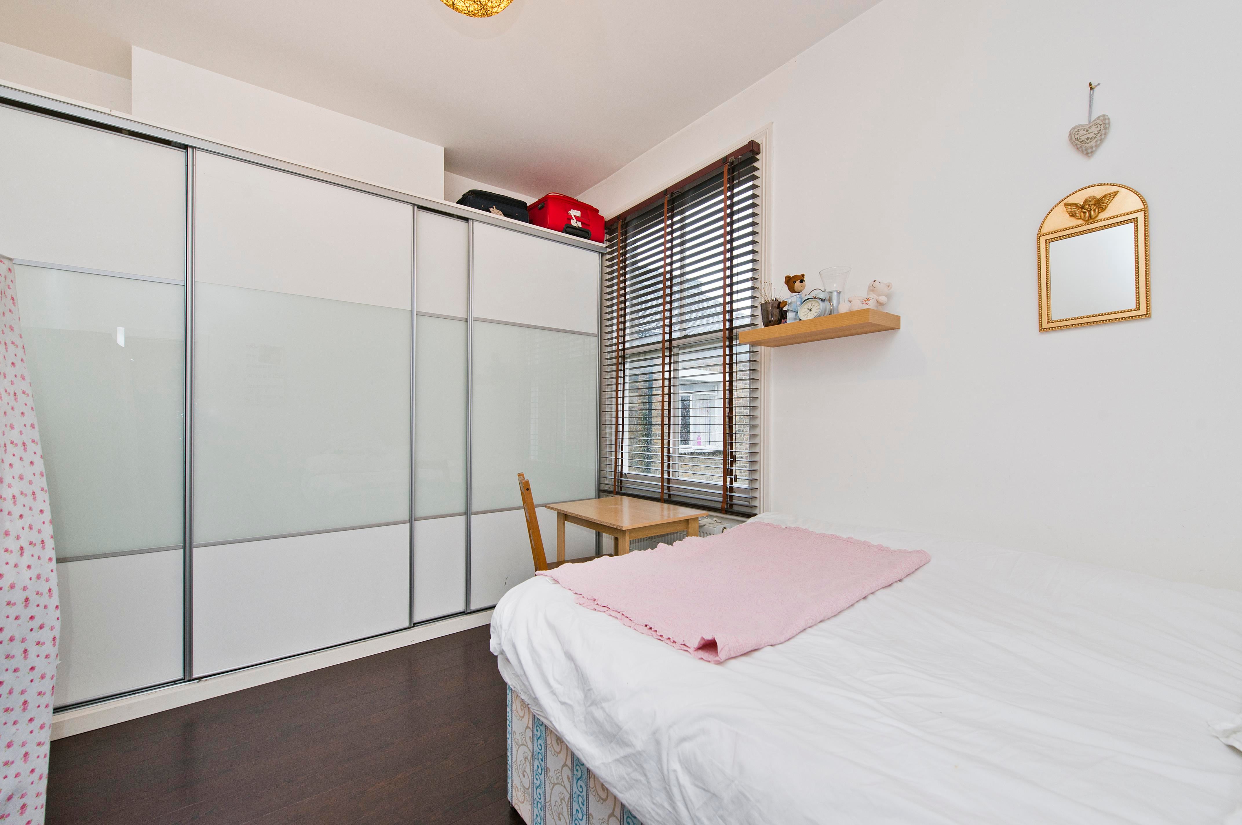 Flat Latimer Road in Greater London