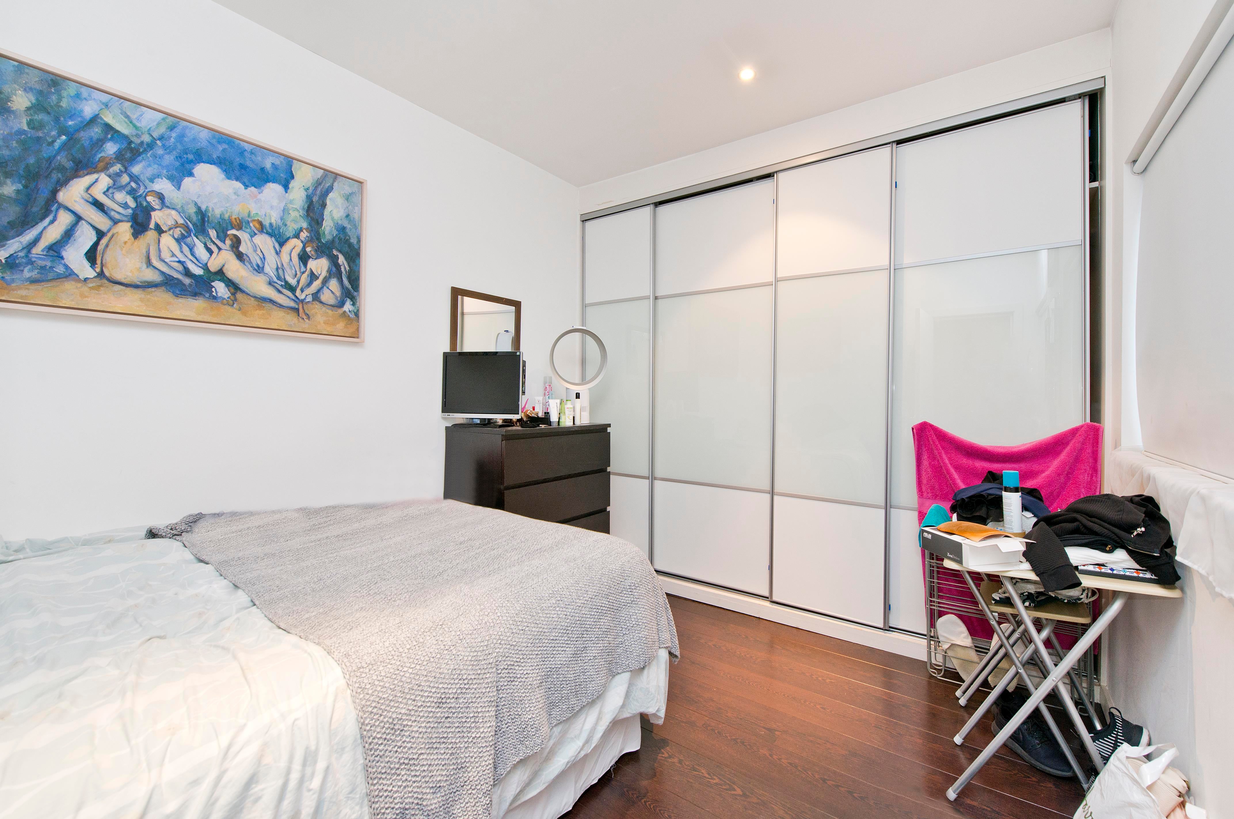 Flat Latimer Road in Greater London