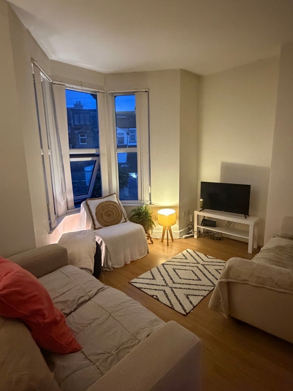 Room Luckwell Road in Bristol