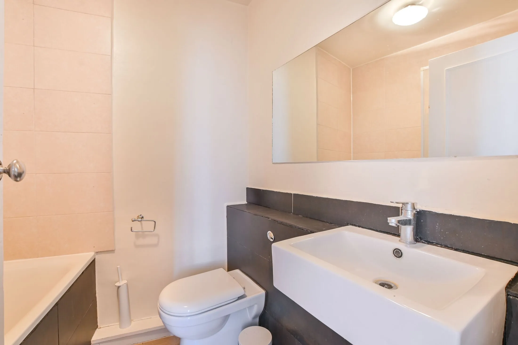 Flat Linden Gardens in Greater London
