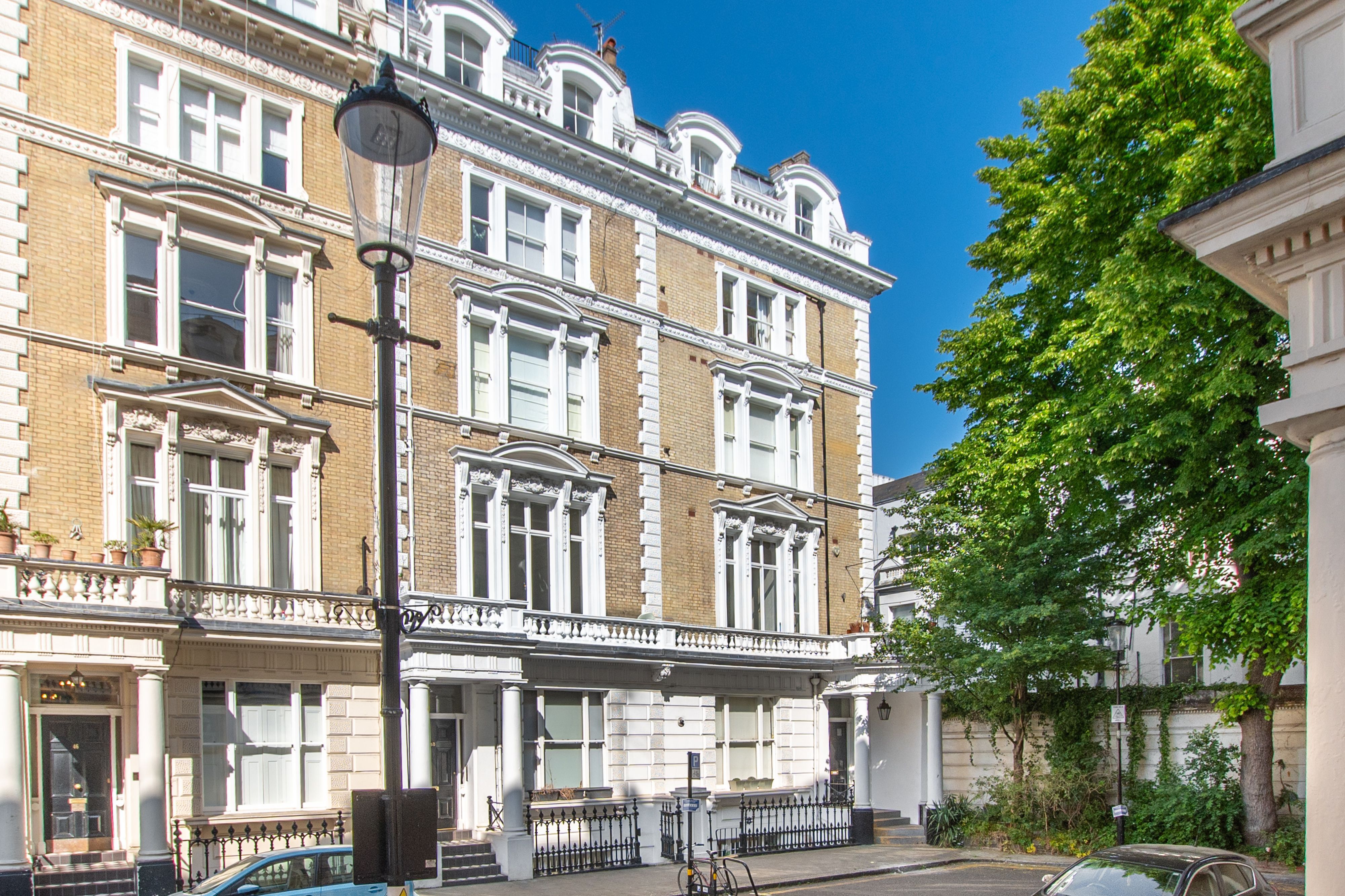 Flat Linden Gardens in Greater London
