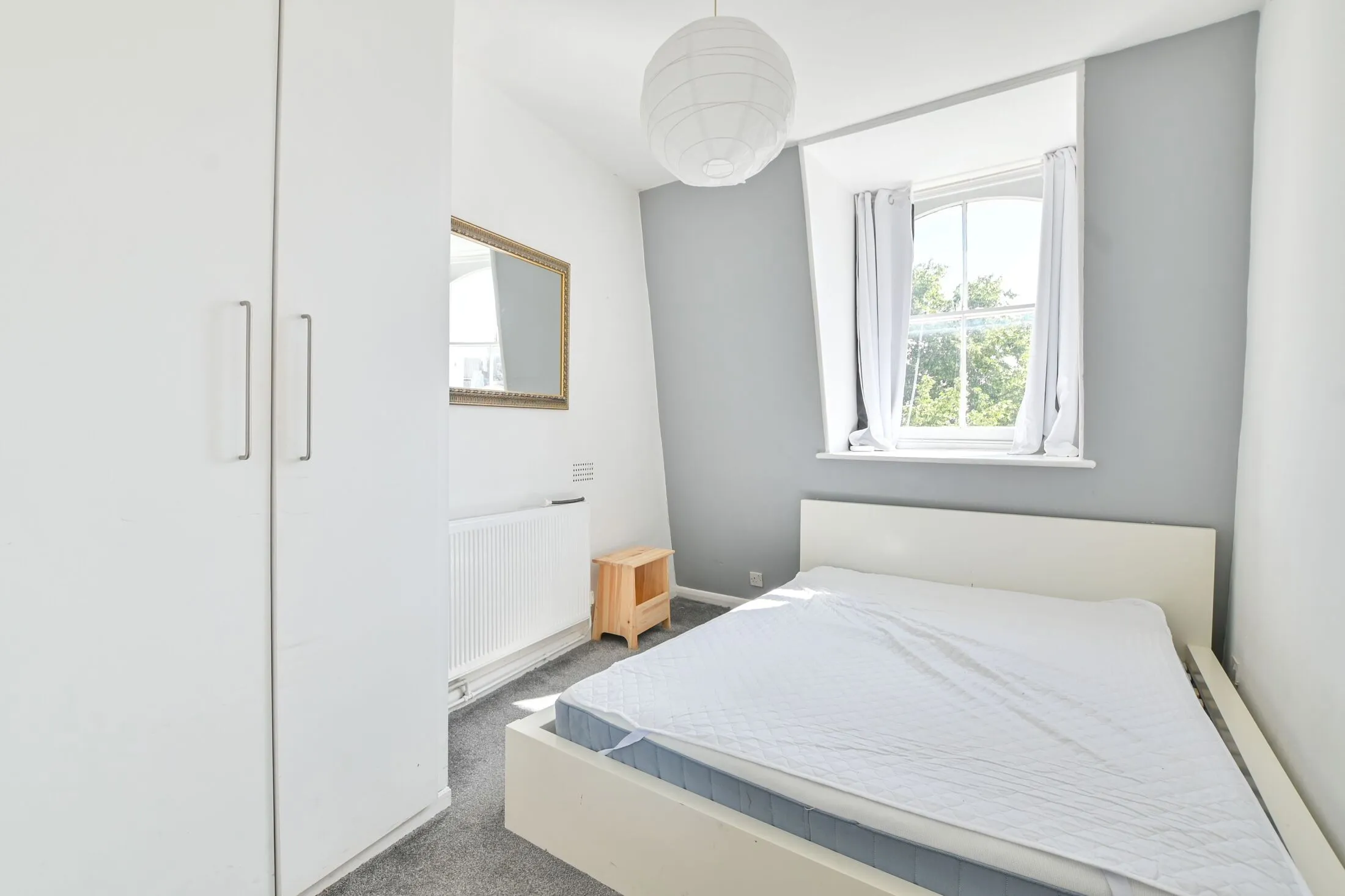 Flat Linden Gardens in Greater London