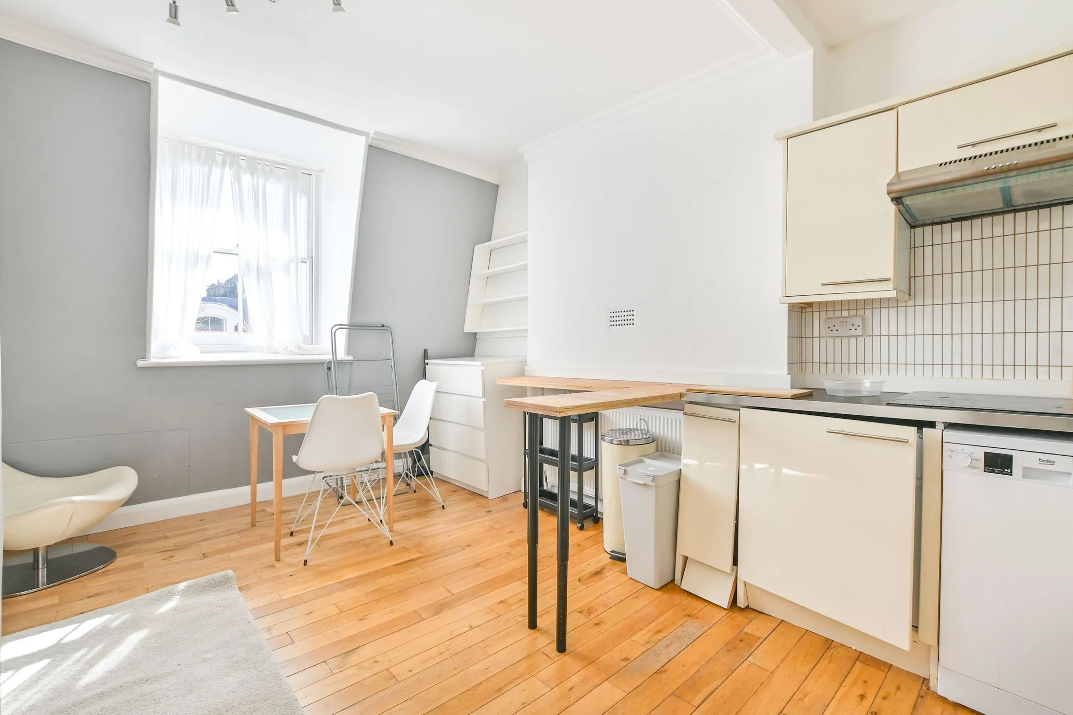 Flat Linden Gardens in Greater London
