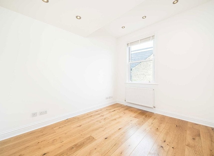 Flat Underhill Road in Greater London