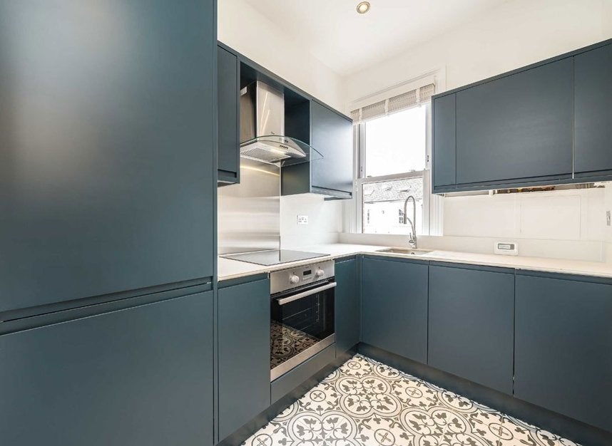 Flat Underhill Road in Greater London