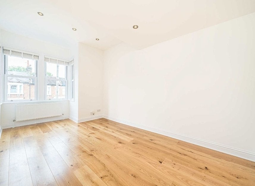 Flat Underhill Road in Greater London