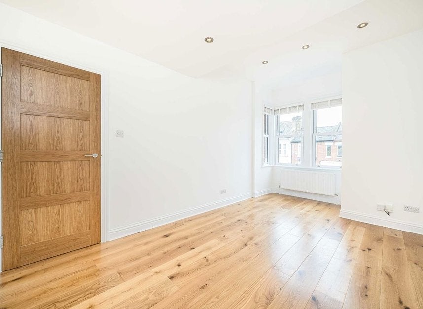 Flat Underhill Road in Greater London