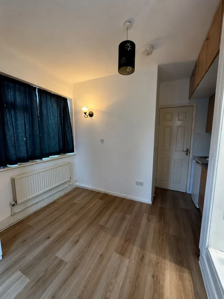 Flat Honiton Road in Greater London