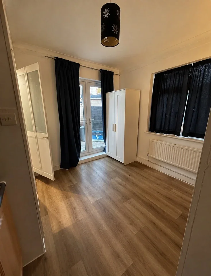 Flat Honiton Road in Greater London