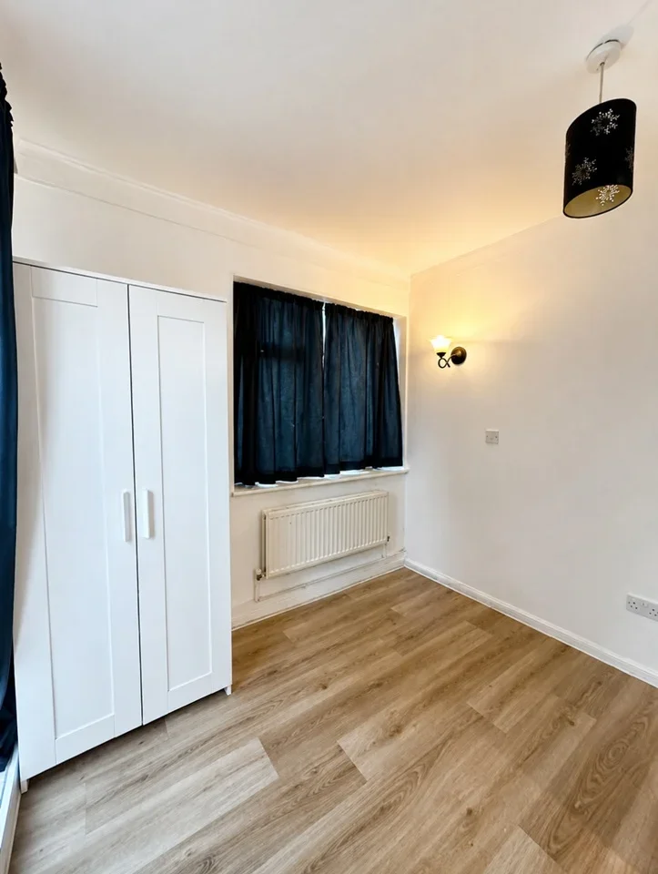 Flat Honiton Road in Greater London