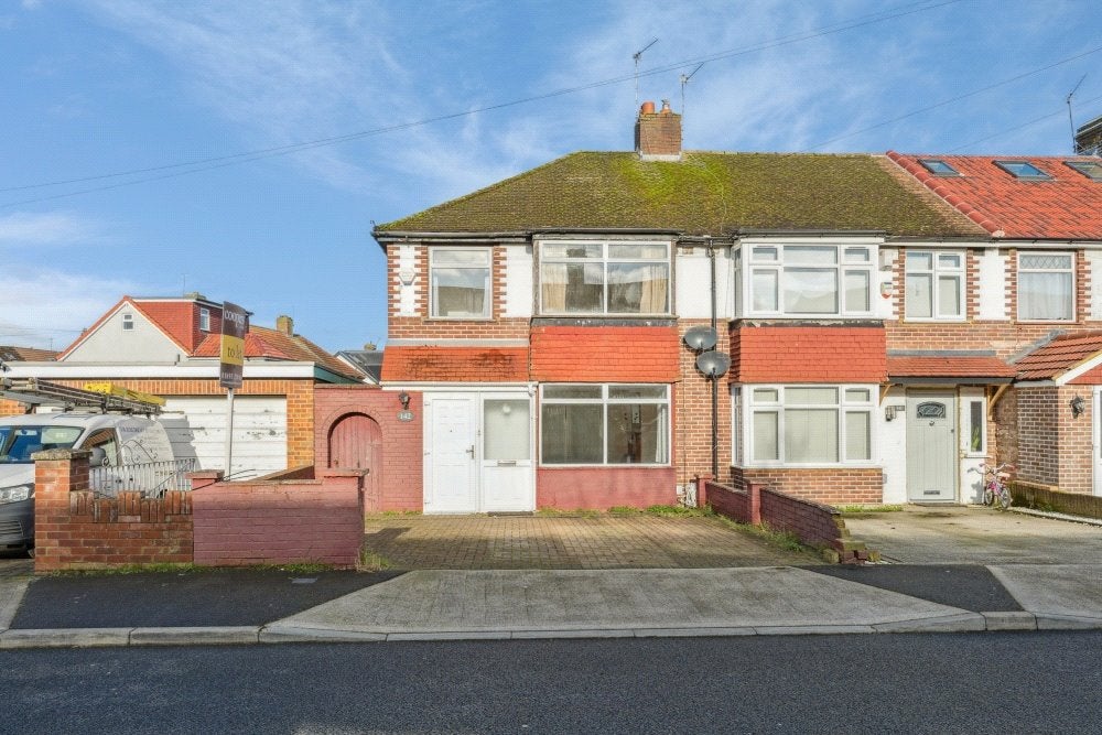 House Lynhurst Crescent in Greater London