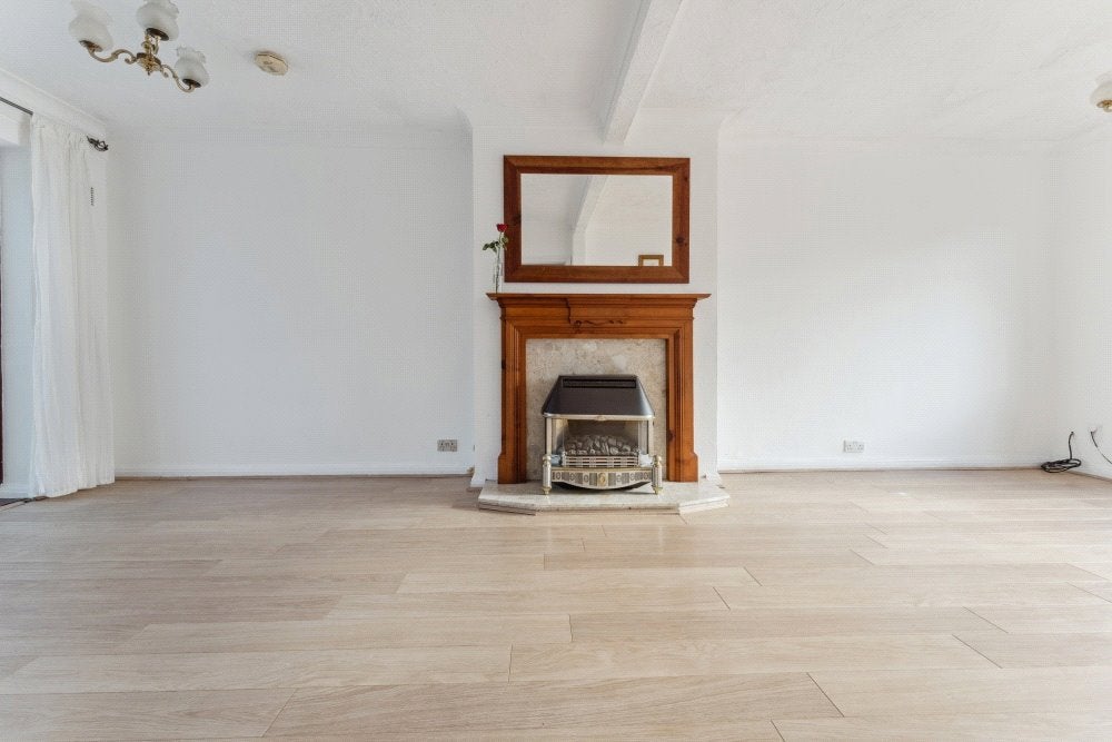 House Lynhurst Crescent in Greater London