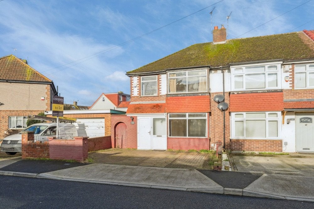 House Lynhurst Crescent in Greater London