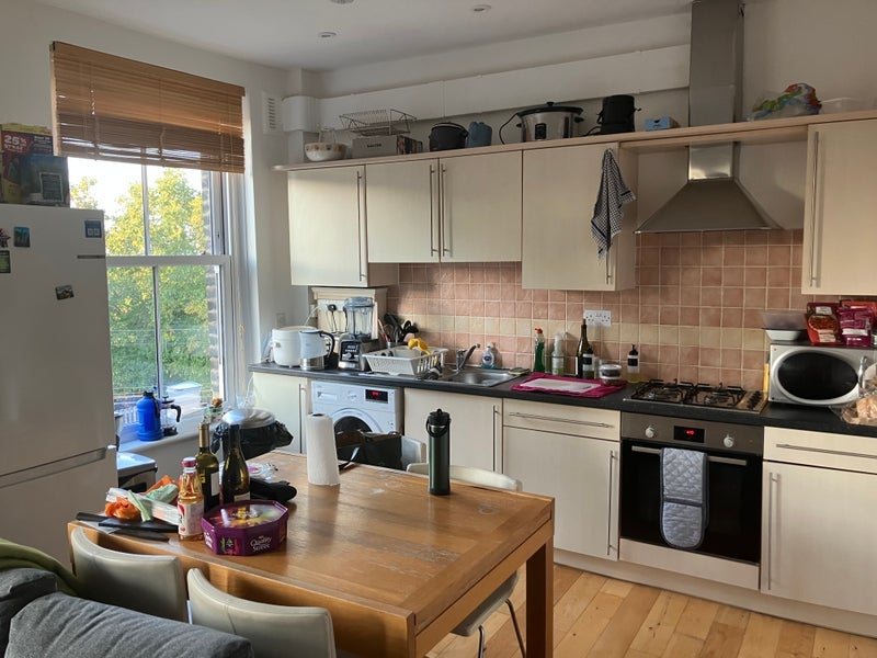 Room Knollys Road in Greater London