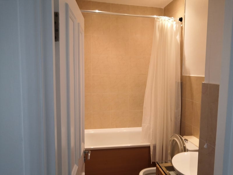 Room Knollys Road in Greater London